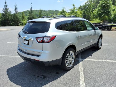 Used 2015 Chevrolet Traverse LT w/ Style and Technology Package FWD image 5