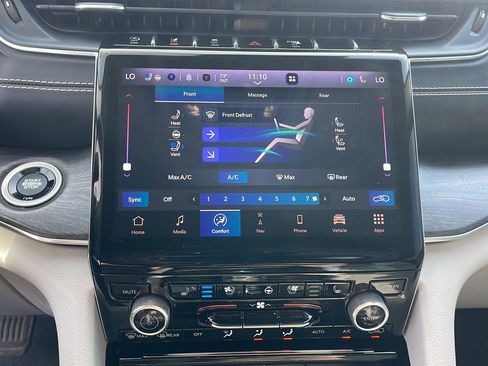 Certified 2022 Jeep Grand Cherokee Overland w/ Luxury Tech Group IV image 17