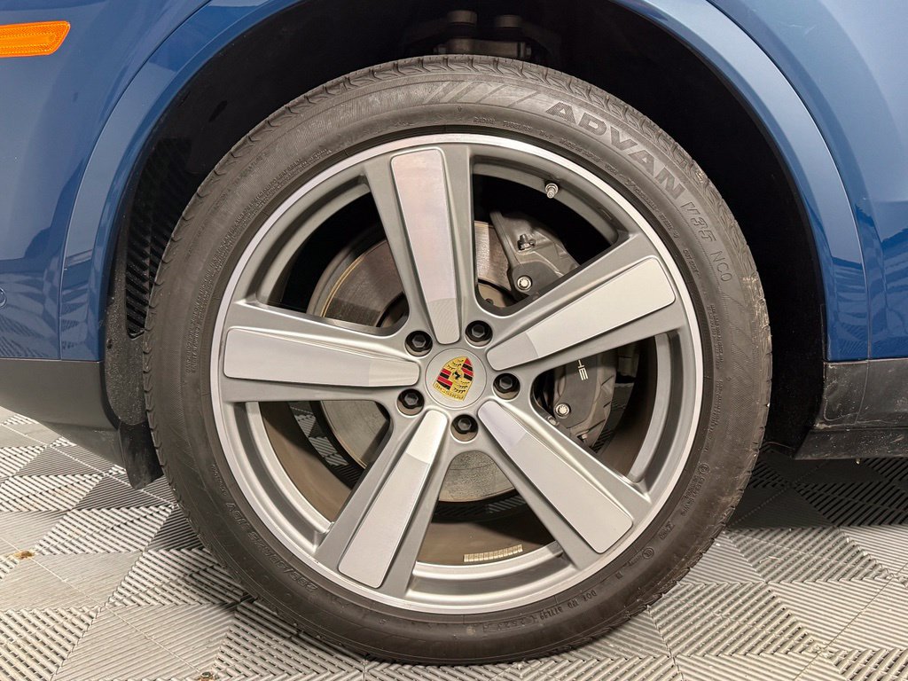 Certified 2024 Porsche Cayenne AWD/4WD image 13