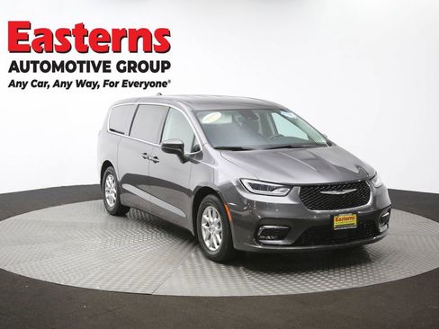 Used 2023 Chrysler Pacifica Touring-L image 54