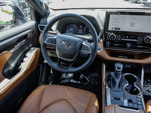 Used 2026 Toyota Highlander Platinum AWD/4WD image 14