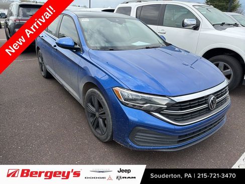 Used 2024 Volkswagen Jetta SE image 1