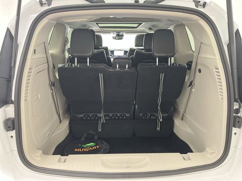 Used 2022 Chrysler Pacifica Limited w/ Uconnect Theater Family Group image 34