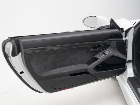 Used 2020 Porsche 718 Boxster Spyder RWD image 18