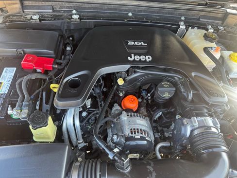 Used 2018 Jeep Wrangler Unlimited Sahara image 30