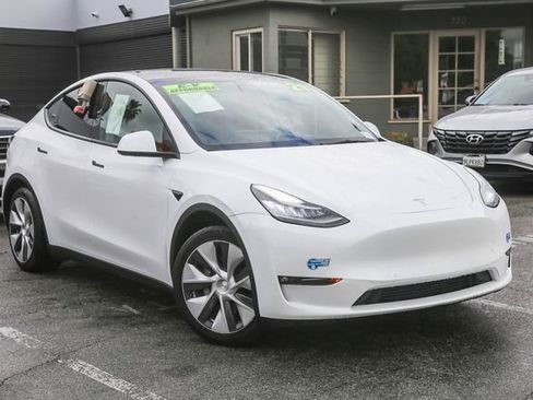 Used 2021 Tesla Model Y Long Range image 2