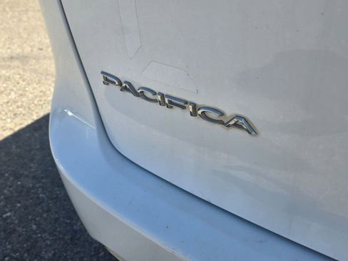 Used 2022 Chrysler Pacifica Touring-L FWD image 5