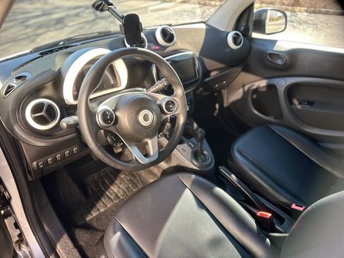 Used 2016 smart fortwo pure image 17
