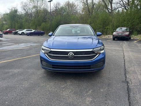 Used 2023 Volkswagen Jetta SE w/ Panoramic Sunroof Package FWD image 2