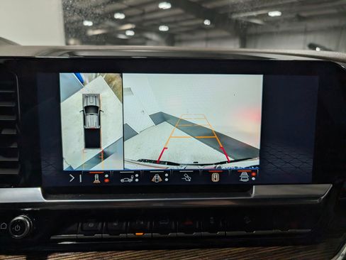 Used 2024 GMC Sierra 3500 SLE w/ SLE Value Package image 28