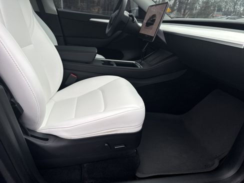 Used 2023 Tesla Model Y Performance image 15