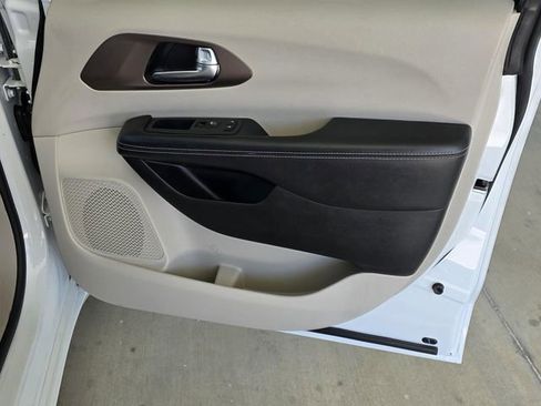 Used 2021 Chrysler Voyager Lxi image 32