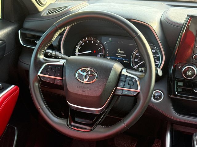 Used 2021 Toyota Highlander XSE FWD image 13
