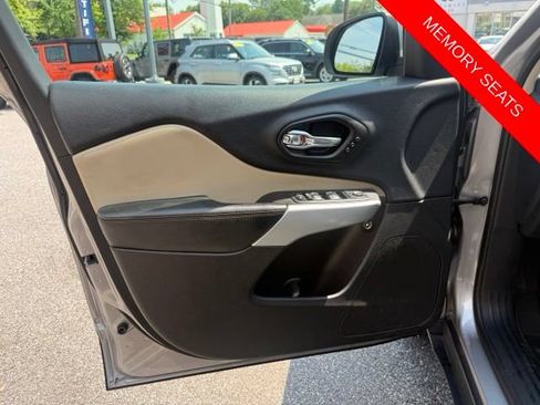 Used 2018 Jeep Cherokee Limited w/ Luxury Group AWD/4WD image 34