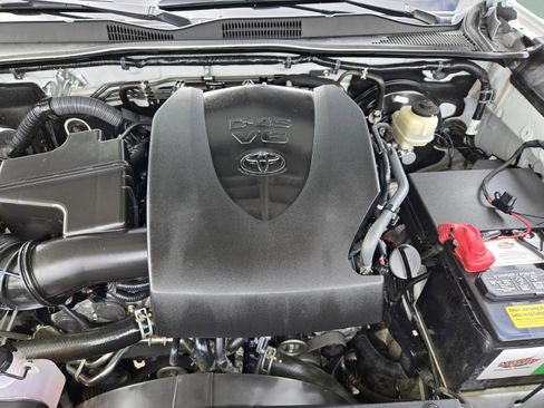 Used 2017 Toyota Tacoma TRD Sport AWD/4WD image 30