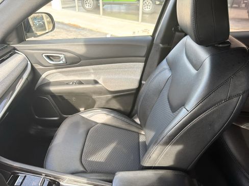 Used 2024 Jeep Compass Latitude image 30