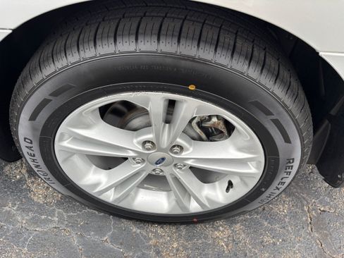 Used 2019 Ford Taurus SEL w/ Equipment Group 201A AWD/4WD image 14