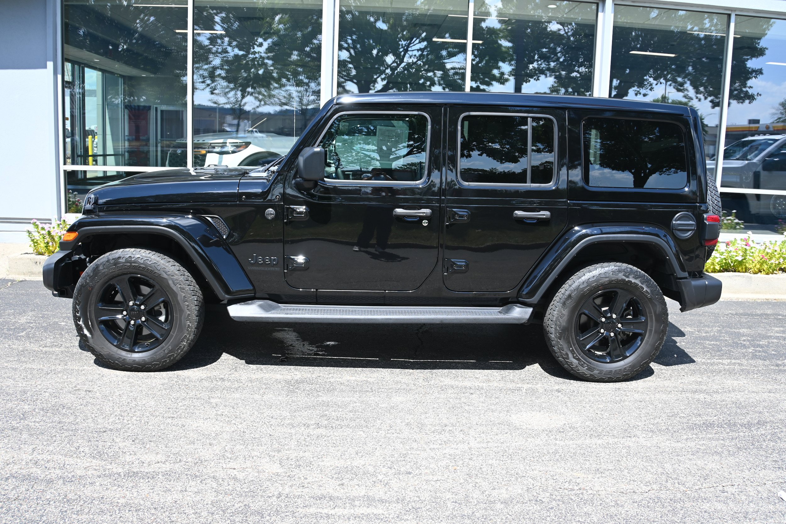 Used 2023 Jeep Wrangler Unlimited Sahara AWD/4WD image 2
