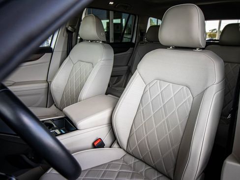 Used 2024 Volkswagen Atlas SEL Premium R-Line image 31