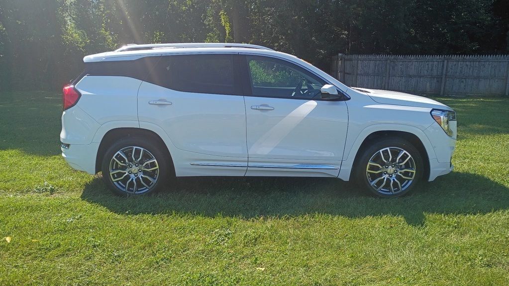 Used 2023 GMC Terrain Denali w/ Denali Premium Package AWD/4WD image 8