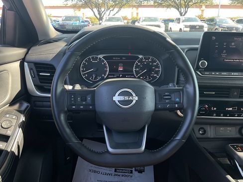 Used 2025 Nissan Rogue SV FWD image 28