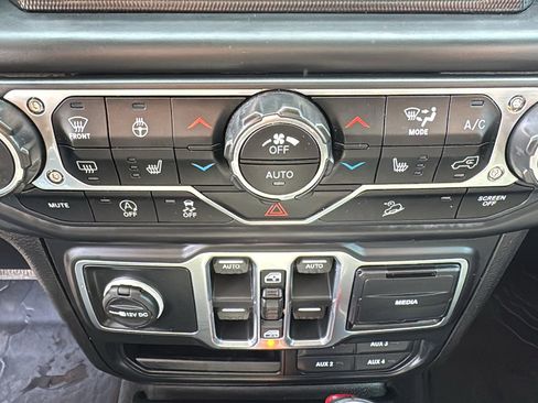 Used 2018 Jeep Wrangler Unlimited Sahara image 20