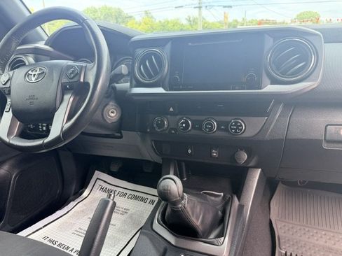 Used 2017 Toyota Tacoma TRD Sport w/ Tow Package AWD/4WD image 30