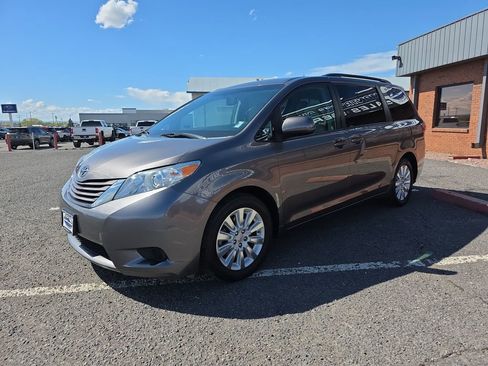 Used 2015 Toyota Sienna LE AWD/4WD image 3