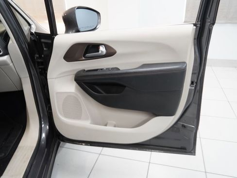 Used 2017 Chrysler Pacifica Touring-L Plus image 28