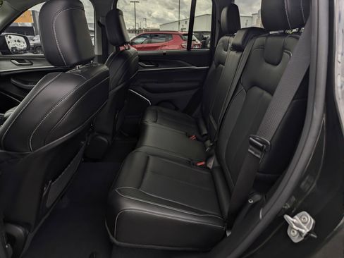Used 2023 Jeep Grand Cherokee Limited w/ Luxury Tech Group II AWD/4WD image 8