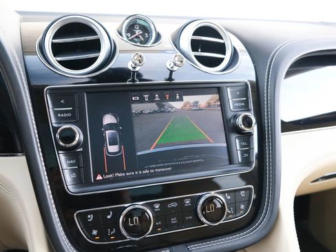 Used 2018 Bentley Bentayga image 41