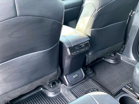 Used 2023 Toyota Highlander XLE FWD image 10