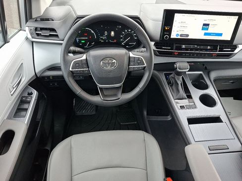 Used 2025 Toyota Sienna XLE image 12
