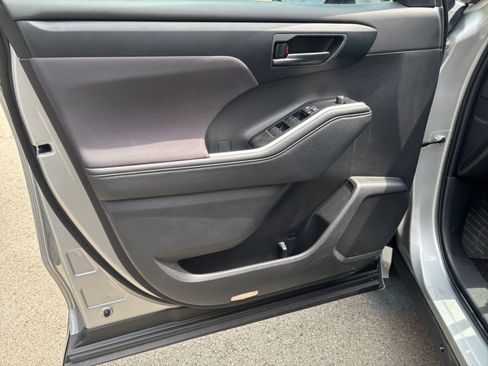 Used 2025 Toyota Highlander LE FWD image 18