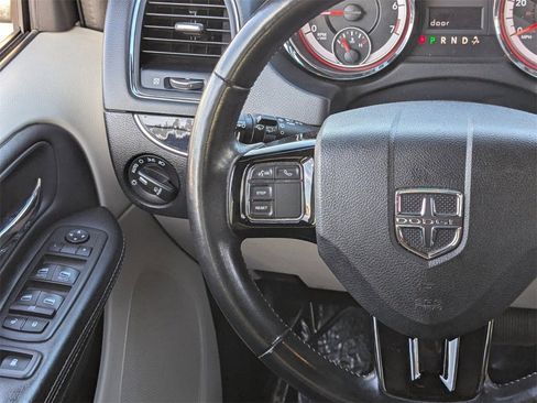 Used 2019 Dodge Grand Caravan SXT image 17