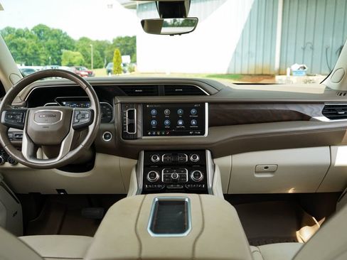 Used 2021 GMC Yukon XL Denali w/ Denali Premium Package AWD/4WD image 10