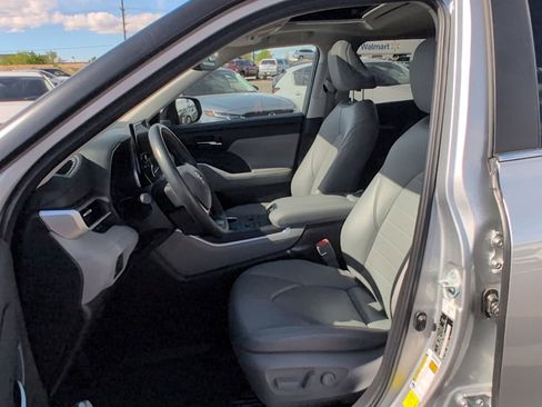 Used 2024 Toyota Highlander XLE AWD/4WD image 9