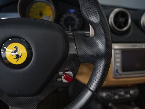 Used 2014 Ferrari California RWD image 31