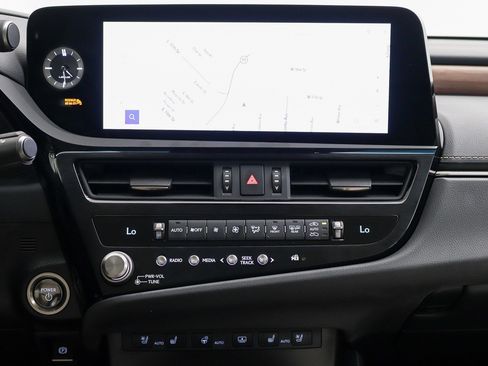 Used 2024 Lexus ES 300h w/ Luxury Package FWD image 17