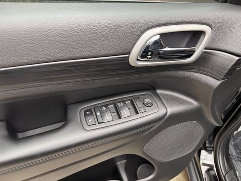 Used 2022 Jeep Grand Cherokee Laredo X image 12