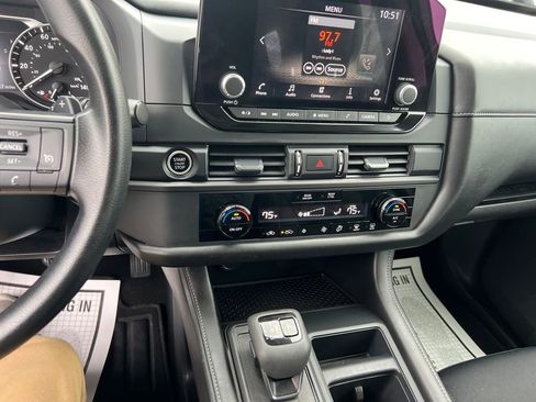 Used 2024 Nissan Pathfinder S image 18