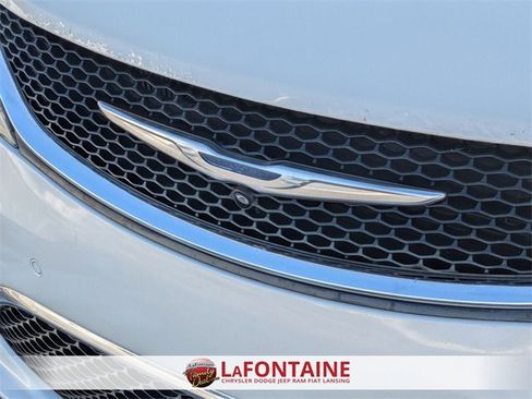 Used 2017 Chrysler Pacifica Limited w/ UConnect Theater Package image 9