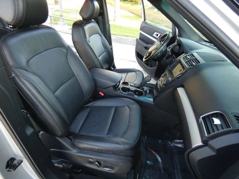 Used 2017 Ford Explorer XLT w/ Equipment Group 202A image 26