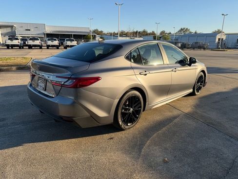 Used 2025 Toyota Camry SE image 5