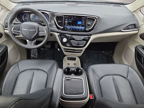 Used 2024 Chrysler Pacifica Limited FWD image 18