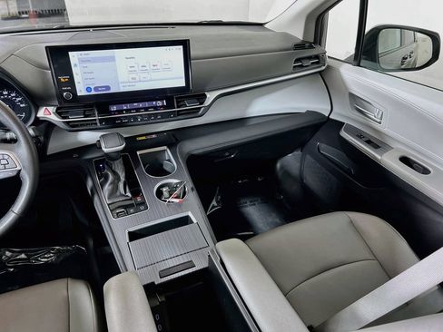 Certified 2025 Toyota Sienna XLE FWD image 20