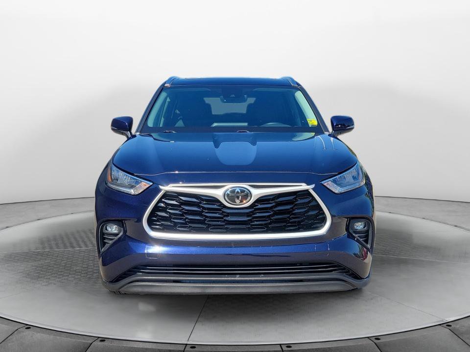 Used 2020 Toyota Highlander XLE FWD image 2