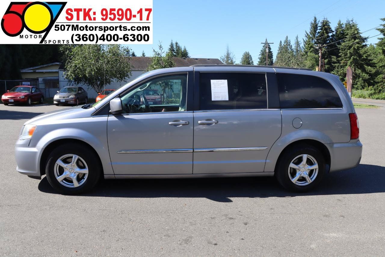 Used 2013 Chrysler Town & Country Touring FWD image 3