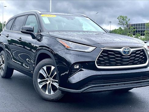 Used 2022 Toyota Highlander XLE AWD/4WD image 2