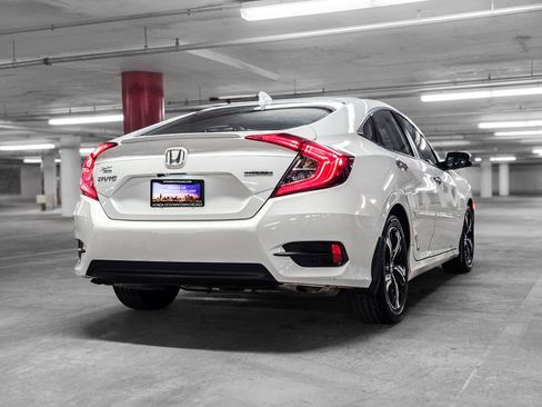 Used 2018 Honda Civic Touring image 6